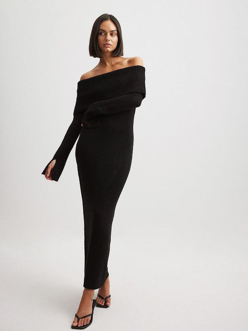 Ribbstickad off-shoulder klänning