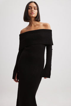 Ribbstickad off-shoulder klänning