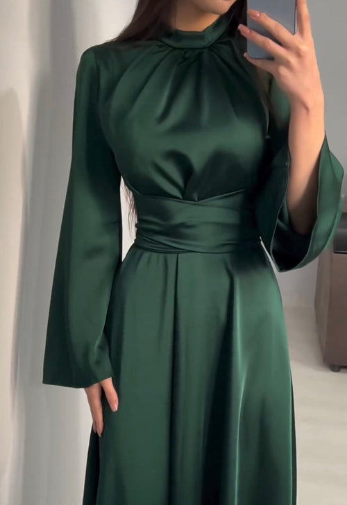 Robe en satin à manches amples