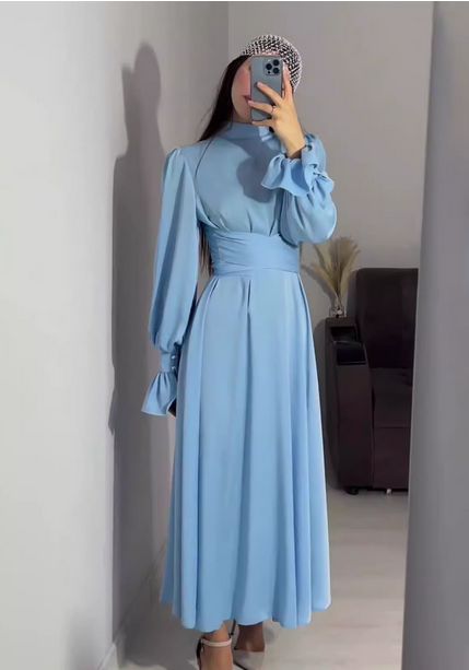 Robe en satin avec manches spéciales