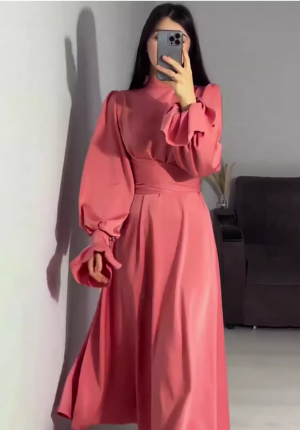 Robe en satin avec manches spéciales