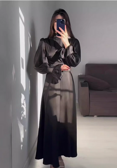 Robe en satin avec manches spéciales