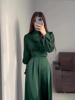 Robe en satin avec manches spéciales